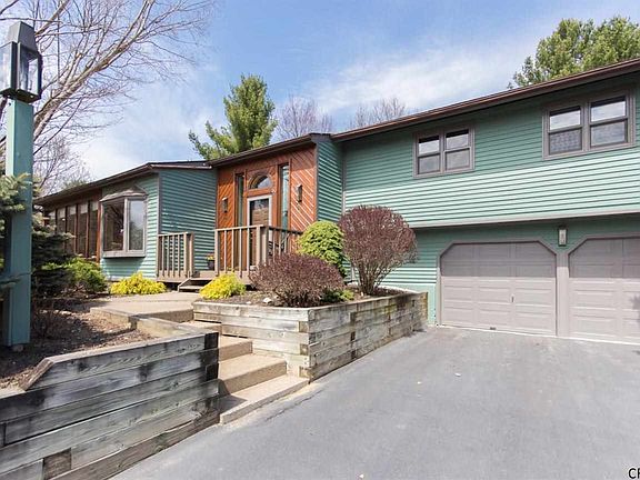 3rd image of 36 Piping Rock Cir