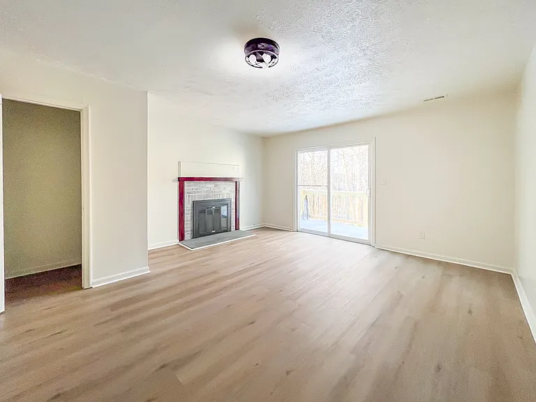 16 Fox Hill Dr — Photo 2