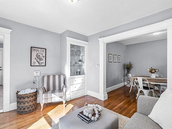 3rd image of 242-244 Commonwealth Ave