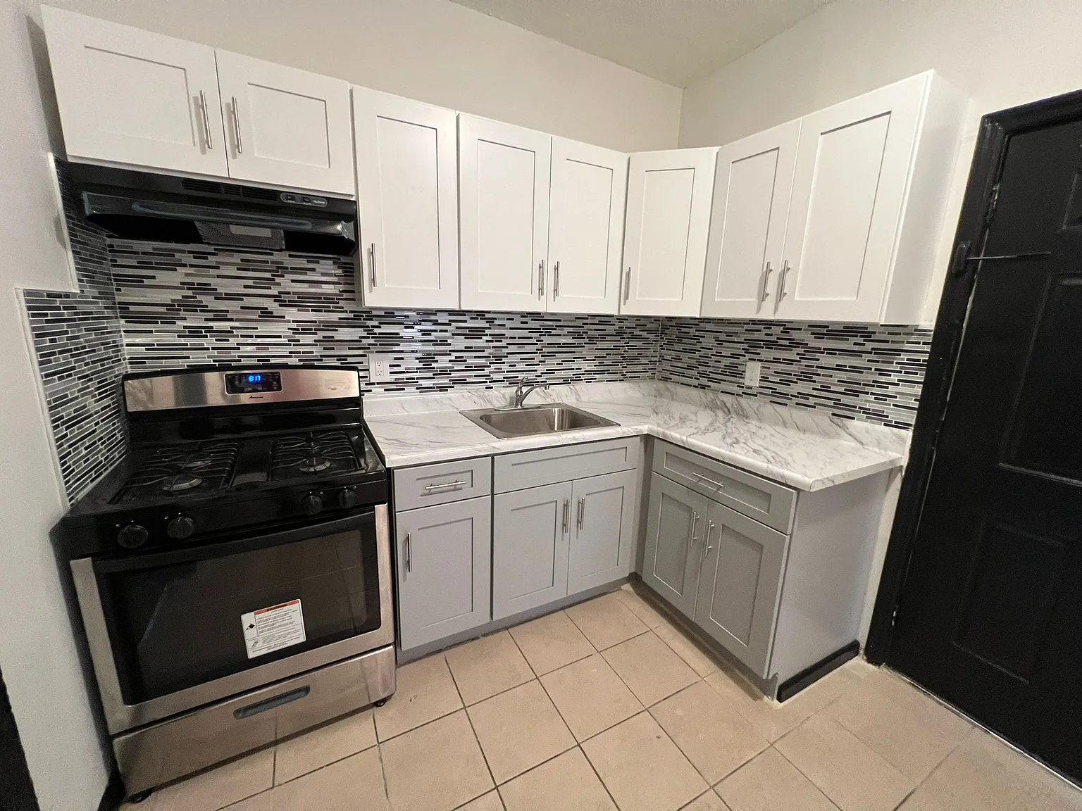 3 bed, 1000 sqft, $1,800 — Photo 2