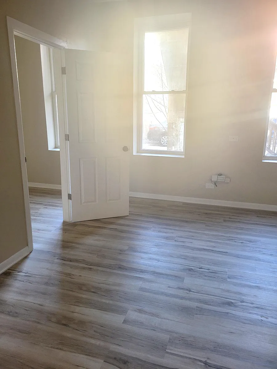 Building Photo - 1107 N Hermitage Ave #1R