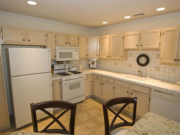 3rd image of 9 Oakmont Ln