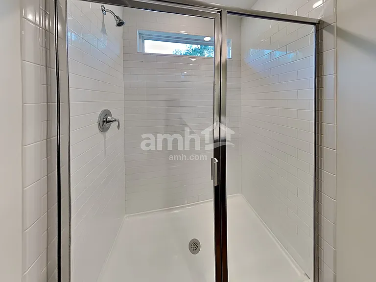 719 Carnaby Ln — Photo 13