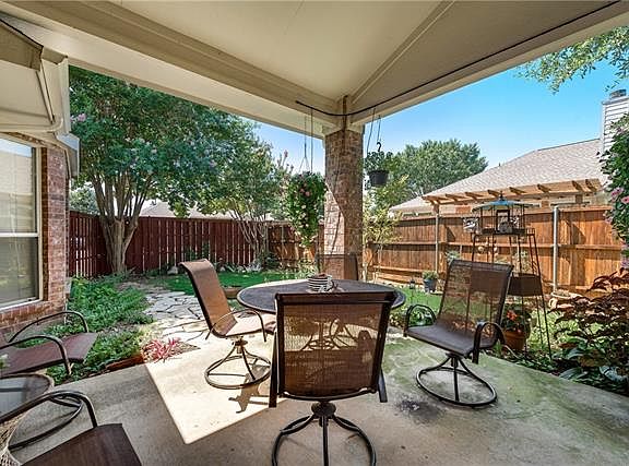 2nd image of 1040 Laurel Oak Dr