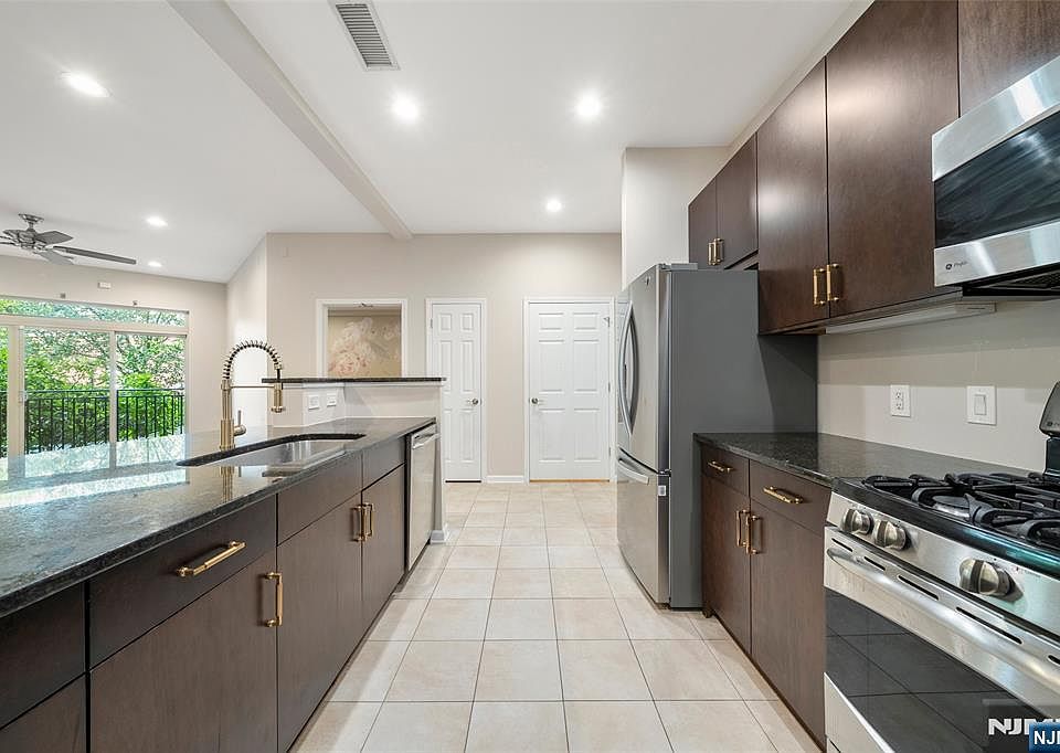 1st image of 1123 Riverview Ave #123