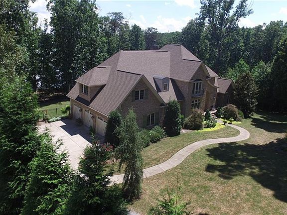 4th image of 241 Lakeshore Dr