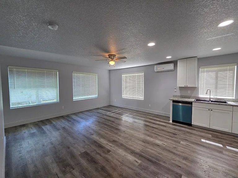 213 Oak St — Photo 5