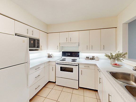 4th image of 3575 Broadway W #0