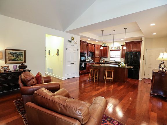 3rd image of 250 Maryview Dr