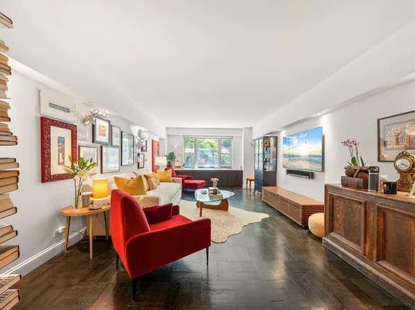 310 Lexington Avenue image 1 of 10