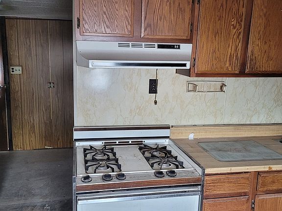 5th image of 98 Newbury St Trailer 30A