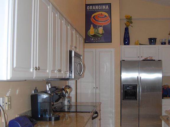 Large Kitchen w/updated pantry & stainless-steel appliances 