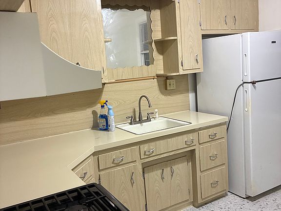 3rd image of 234 McAdoo Ave Floor 2