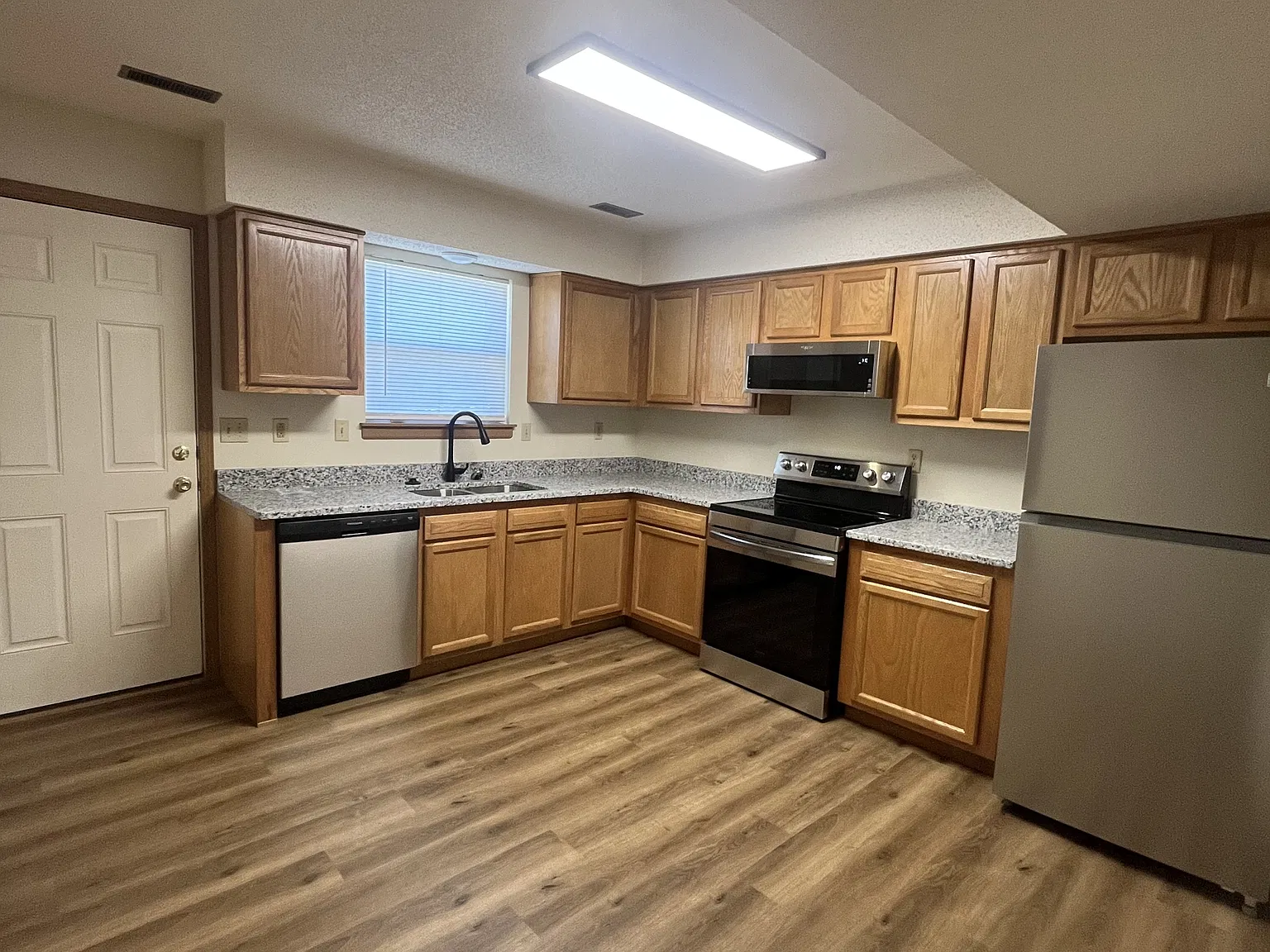 404 Grover St - B — Photo 3