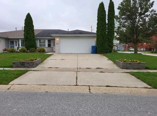 1658 Pine Ridge Cir, Lowell, IN 46356