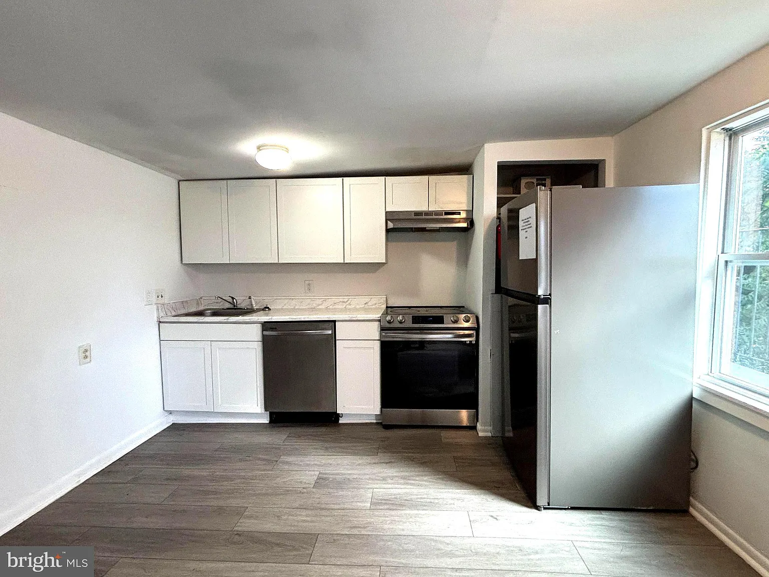 2 bed, 1.0 bath, $1,600 — Photo 3