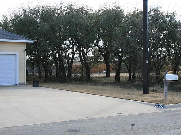 3rd image of 1210 Southgate Dr