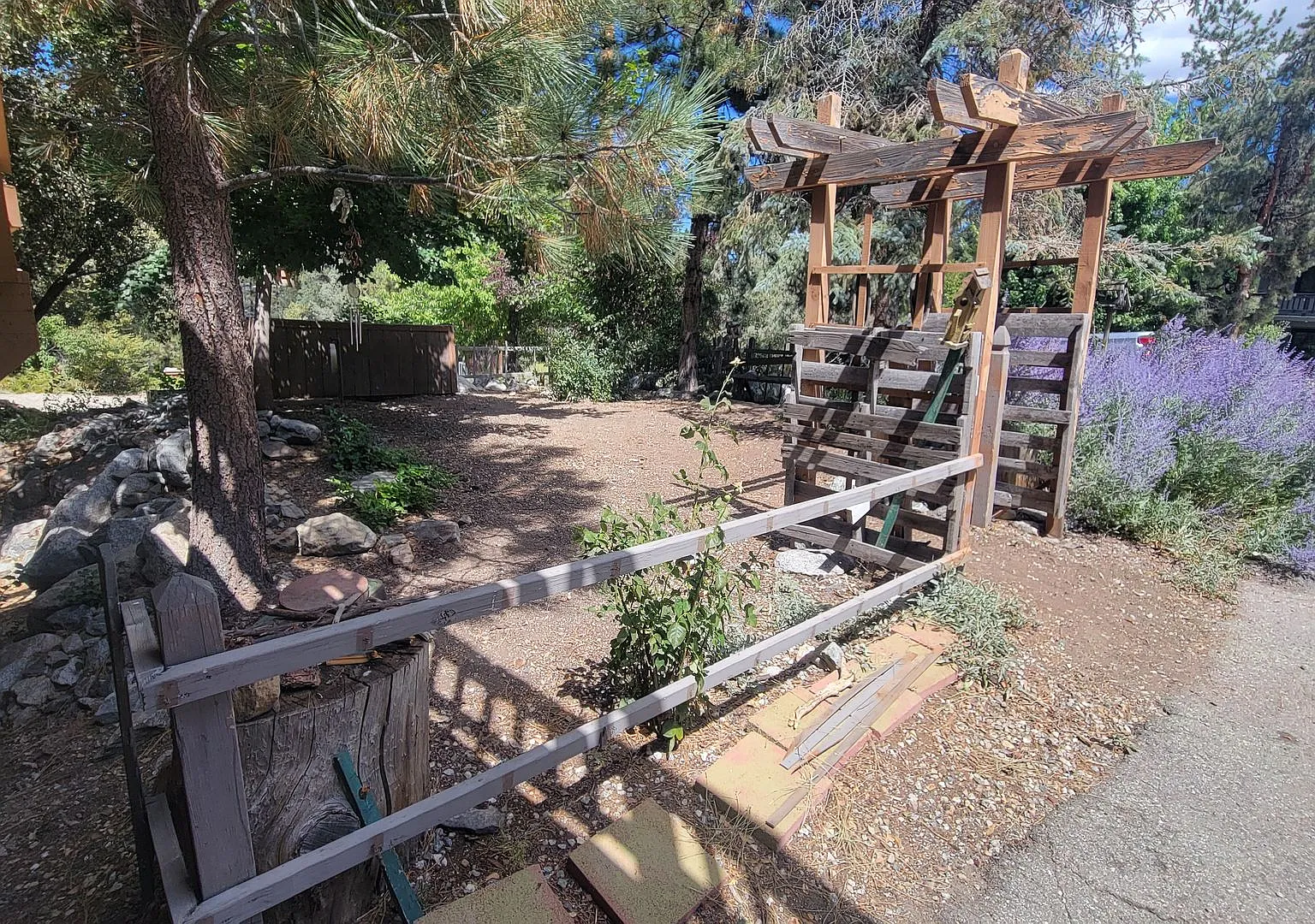 Spacious Mountain Retreat with Garage, Deck & Trail Access — Photo 2