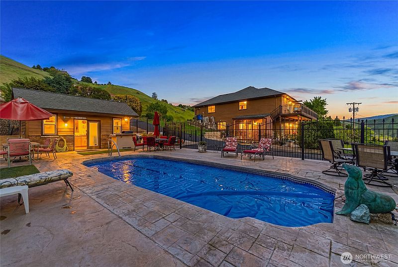 3rd image of 3870 Sunridge Ln