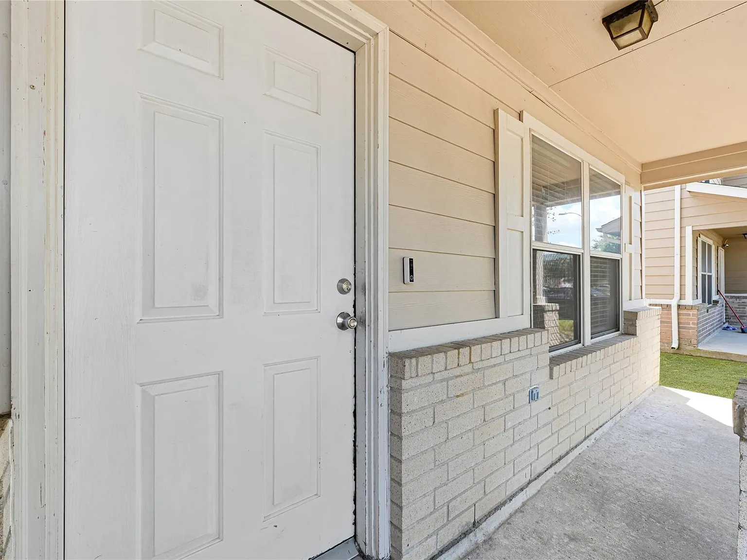 4 bed, 2.5 bath, 2064 sqft, $2,100 — Photo 3