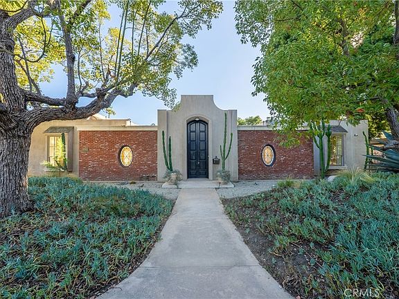 3rd image of 1049 Oak Grove Pl