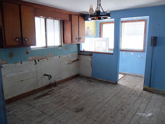 4th image of 166 Pearl Ave