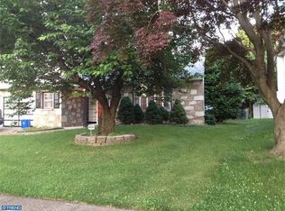 8717 Autumn Rd, Philadelphia, PA 19115