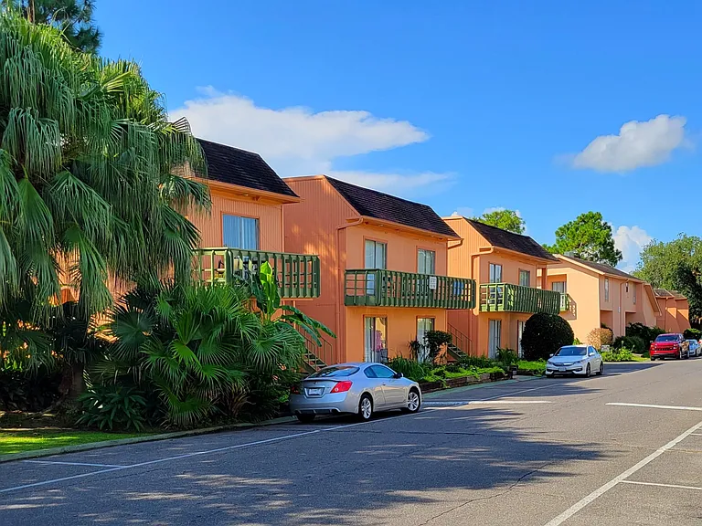 A Private Apt & Townhouse Community — Photo 18