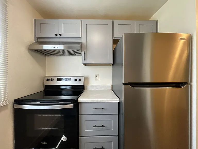 Spacious Corner Apartment with Three Bedrooms, Open Living Space & Modern Kitchen — Photo 8
