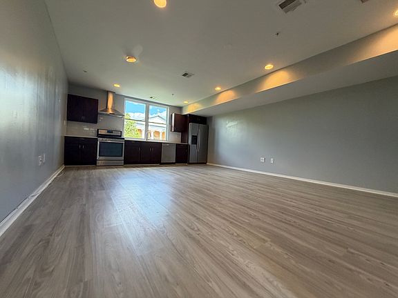 2nd image of 811 N Franklin St Floor 2