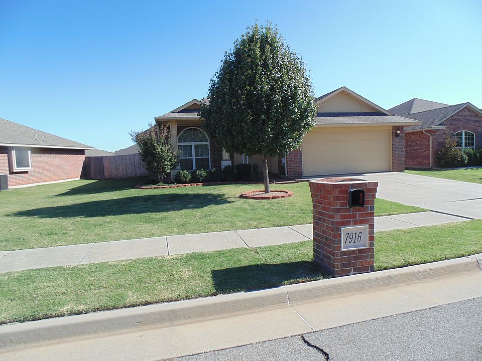 Beautiful large front yard 