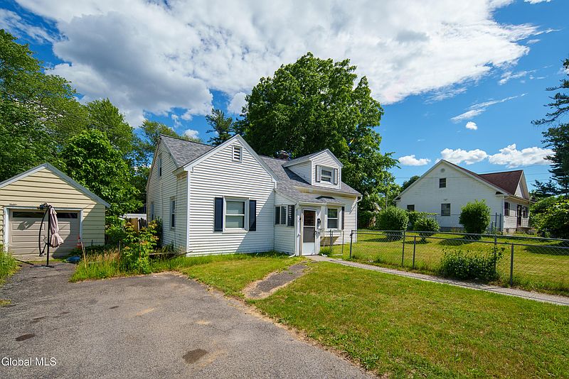 3rd image of 16 Lake Road