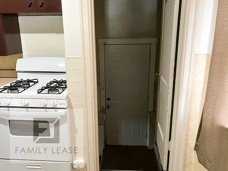 1087 N Summit Ave — Photo 10
