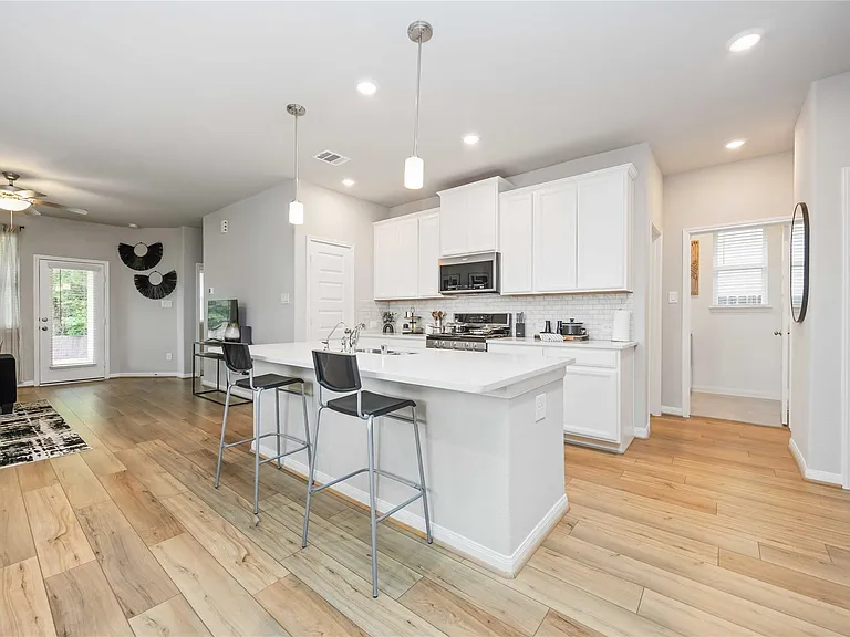 7047 Silverleaf Oak St — Photo 6