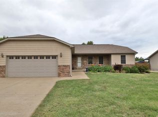 1835 Fawnridge Ln, Pekin, IL 61554