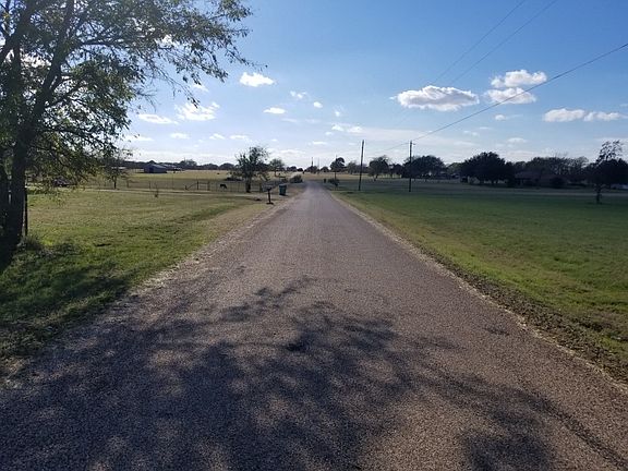 4th image of 499 Bluebonnett Ln
