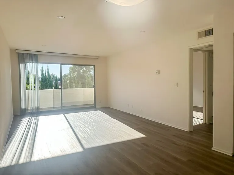 4513 Woodman Ave. — Photo 5