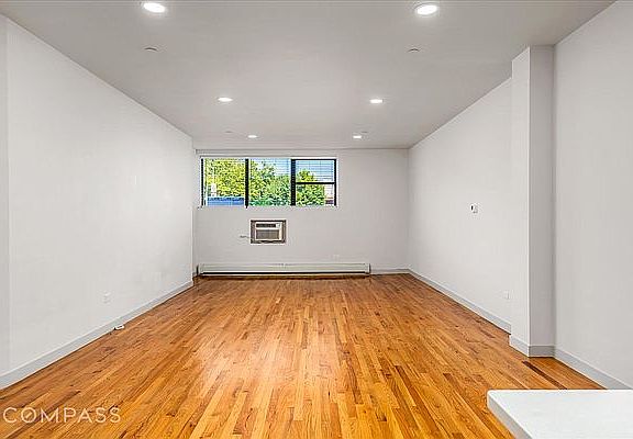 3rd image of 51-10 Vernon Blvd #1S