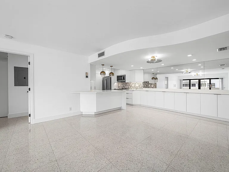 330 SE 20th Ave #408 — Photo 7