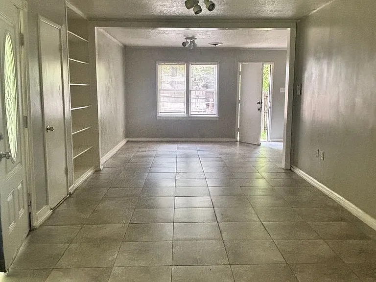 1452 Woody Dr — Photo 4