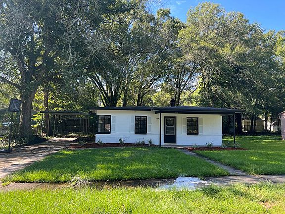 3rd image of 2542 Beaverbrook Pl