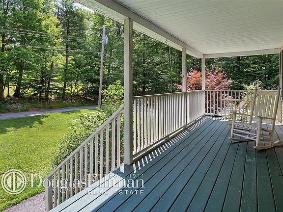 3rd image of 1023 Lark Dr