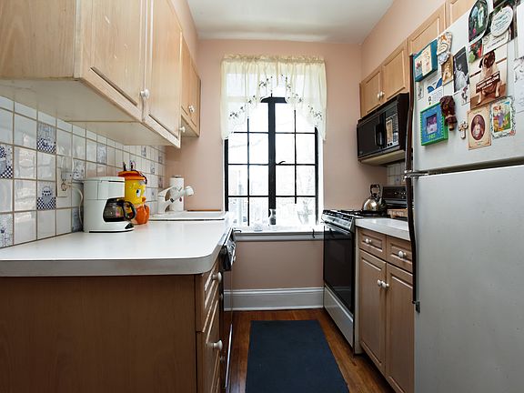 3rd image of 20 N Broadway #271