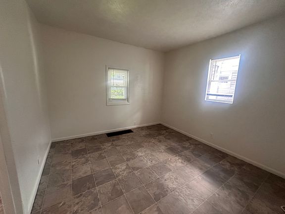 4th image of 142 Delamaine Dr #1