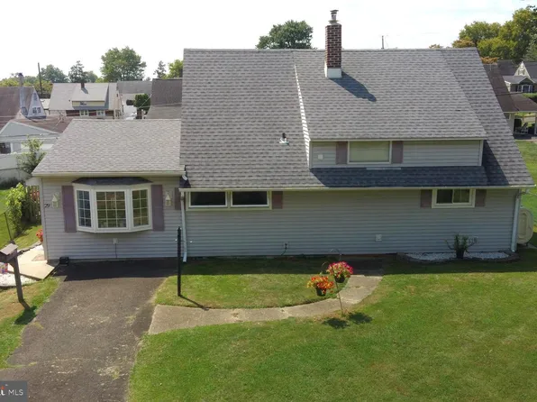 29 Rainbow Ln, Levittown, PA 19055
