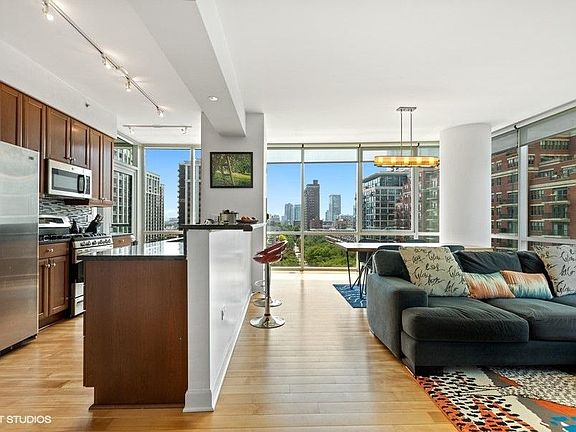 3rd image of 1201 S Prairie Ave #806