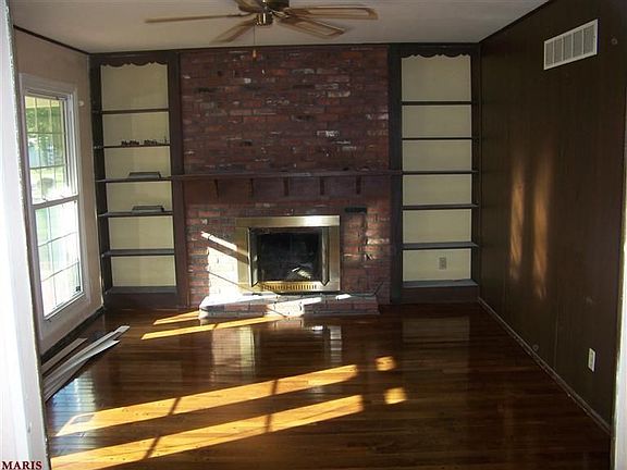 3rd image of 2 Blossomwood Ct