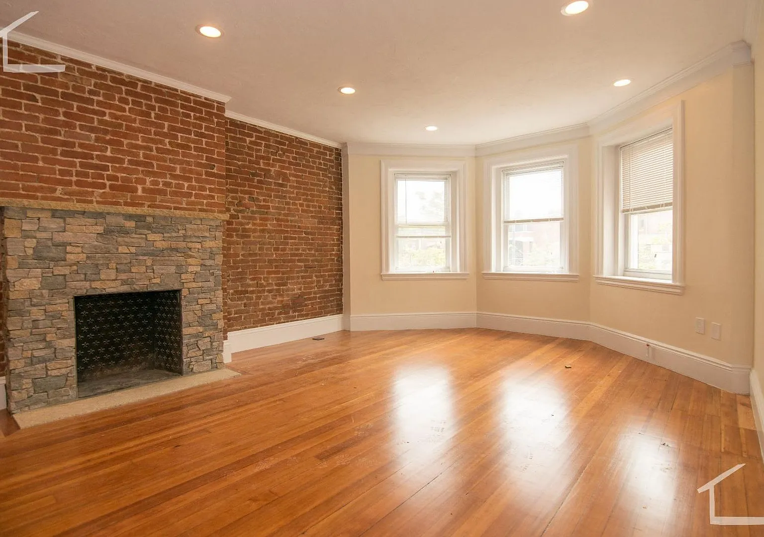 Penthouse Style 4 bed 3 bath in Brookline — Photo 1