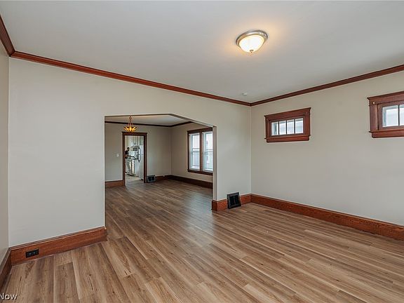4th image of 3720 Biddulph Ave