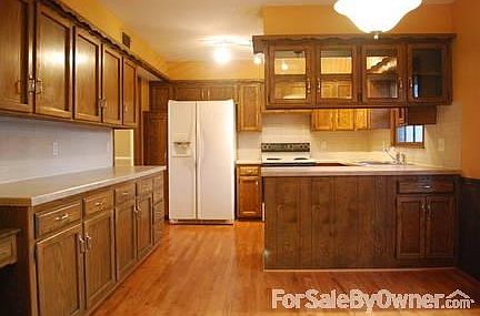 Kitchen
						:
						Lots of cabinet space!